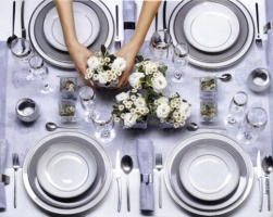  - Klasické stolování v bílé barvě s kombinací stříbrné, nebo zlaté, pro jednoduchou eleganci.