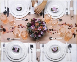  - Romantické stolování v růžové barvě a v zámeckém stylu.
