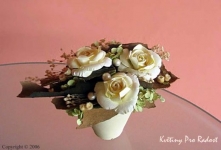 Malá dekorace na stůl s bílých růží a hortenzie.