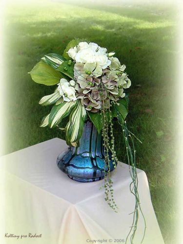 Kulatá svatební kytice s převisem se zeleně, vhodná
pro obřad v parku či zahradě.