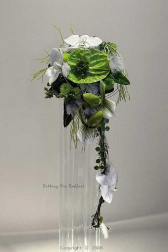 Luxusní svatební kytice z orchidejí a anturií.