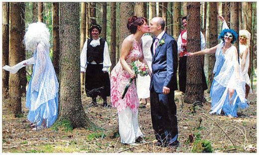 Kolemjdoucí houbaři se nestačili divit.