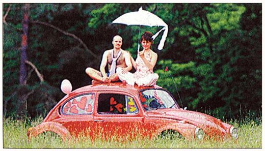  Novinářům neveřte všechno, Šárka a Vlasta si hoví na 
 střeše svatebního automobilu.