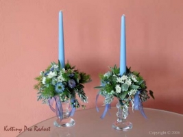Tento skleněný svatební svícen je zajímavý barevným zdobením, laděním do modra.
