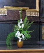 Klasické květinové aranžmá vhodné pro důstojné prostory kostelů.
