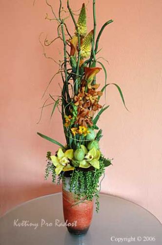 Vertikální aranžmá se zajímavými květy knifofie, květů orchideí, plodů asclepias a plodů topolu.