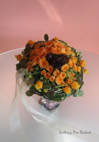 Velká biedermaeirovská kytice z oranžových mini-růží Clementaine, doplněná organzou.
