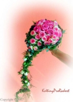 Kapkovitá svatební kytice převislá, z růží Aqua a mini růží.