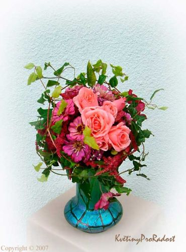 Volně vázaná kulatá kytice z růžových růží a letniček.