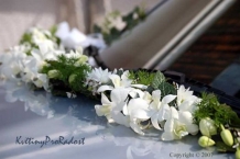 Detail květinová girlandy svatebního automobilu pro nevěstu.