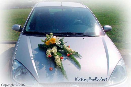 Tradiční květinové aranžmá na kapotu automobilu.