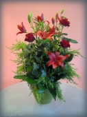 Volně vázaná smuteční kytice z lilií a růží.
Cena od 400 Kč