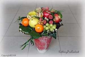 Žertovná kytice z tropického ovoce, vhodná i jako vitamínový doplňek v zimních měsících.
