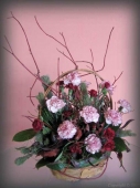 Květinový koš z velkokvětých růžových karafiátů a bordových mini karafiárů. Cena od 1000 Kč.