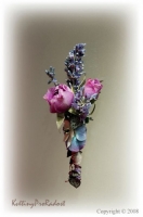 Zajímavost pro naše zákazníky. Voňavá klopa z květů minirůží, doplněné levandulí a kvítky hortensie.