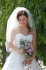 Tahle foto se nám líbí nejen pro hezký pohled na nevěstu s kyticí, ale i pro zajímavou hru světel ve svatebním závoji.