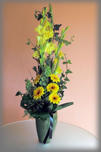 Středně velká, volně vázaná kytice ze žlutých gladiol a žlutých mini gerber doplněná vhodnou zelení.
Cena kolem 350 Kč.
