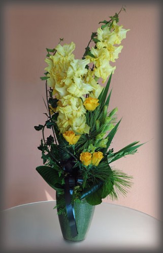 Středně velká, volně vázaná kytice z krémových gladiol a žlutých růží. Cena kolem 350 Kč.