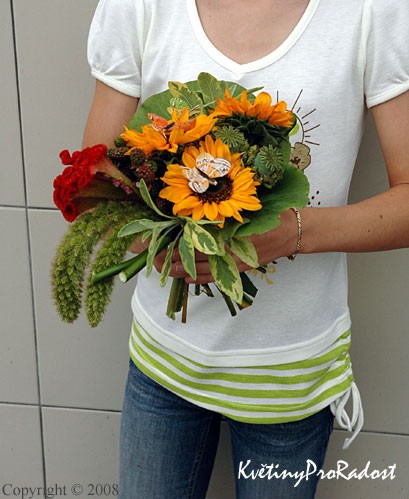 Pro mladou slečnou -  Letní kytička -  ze slunečnic, setarie, červené celosie.