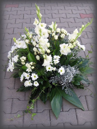 Do speciálního držáku, volně vypichovaná kytice s bílých gladiol, mini růží a kopretinových chryzantém.
Cena kolem 1500 Kč. 