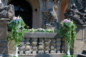 Květinové aranžmá a květinové stojany na svatbě v Trojském zámečku.
