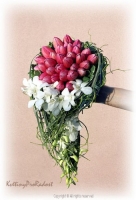 Jarní svatební kytice z třiceti tulipánů barevně zvýrazněna bílým denrobiem.