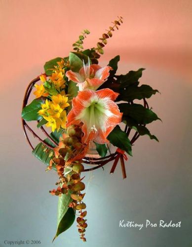 Jarní kytice z ornitogalem, amarylisem, doplněná oražovým eucaliptem a proutím.
