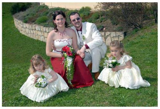 Svatební kytice barvou ladí se šaty nevěsty a kytičky pro družičky, malým slečnám sluší, ale podle výrazů družiček, fotograf jejich důvěru nezískal.
