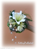 K jednoduchým svatebním šatům, nebo kostýmku, jednoduchá svatební kytička z květů bílých lilií a juky.