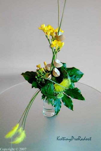 Jednoduchá velikonoční kytička z fresií, zdobená skořápkami a žlutými peříčky.