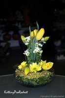 Tradiční květy jara tvoří jarní motiv pro dekorační misku na stůl domácností i restaurací.