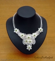  Velmi jednoduchý, ale efektní náhrdelník z květů 
 ornitogalum a plodů lunarie. 