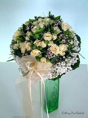 Velká svatební kytice z minirůží, gypsophily, doplněná stuhou, podle tvaru nazývaná biedermeir.