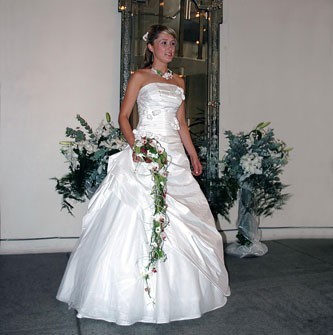 Dlouhé svatební šaty i květinové zdobení