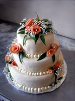 Svatební dort s růžičkami