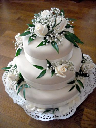 Svatební dort s bílými růžičkami