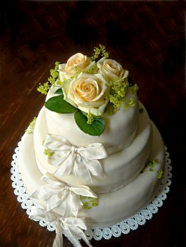 Třípatrový svatební dort 
