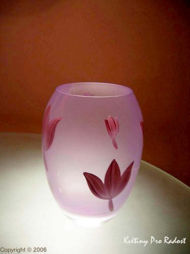 Pískovaná váza soudkovitá s ručně malovanými tulipány.