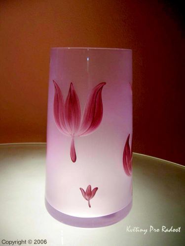 Kónická pískovaná váza s ručně malovanými tulipány.