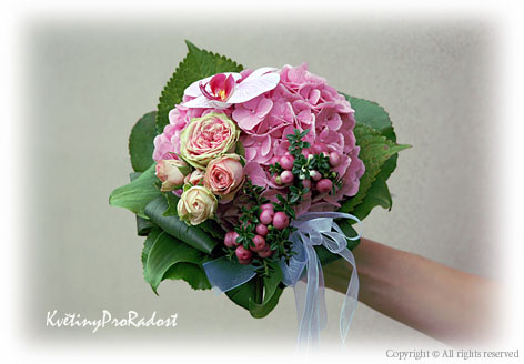 kytice pro maminku složením a barvou připomínající svatební kytici nevěsty